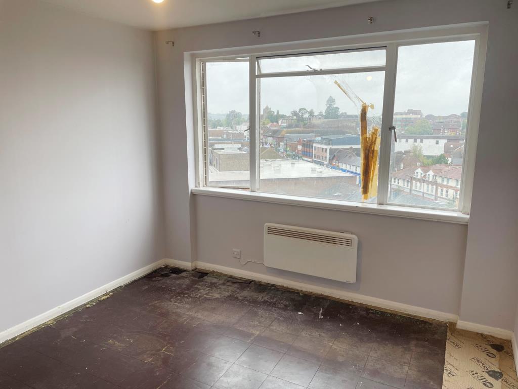 Lot: 48 - TWO-BEDROOM FLAT WITH PARKING IN TOWN CENTRE - Double bedroom 2 and window with northerly views